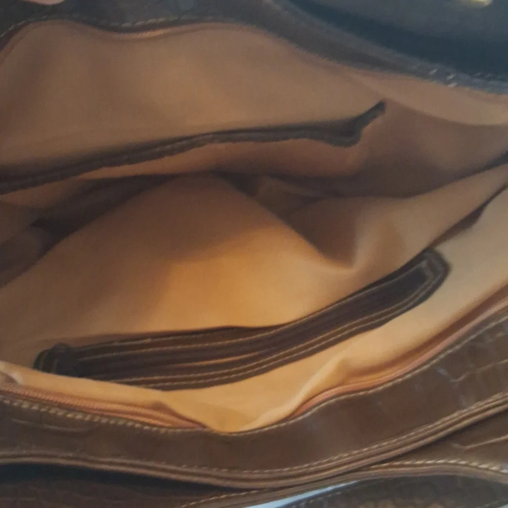 Tan And Brown Short Shoulder Handle Purse - Picture 3 of 7